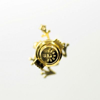 エメラルドの目をもつトラデザイン ブローチ 金色 コロンビア産エメラルドトラピッチェ0.93ctK18ゴールドカエルブローチ