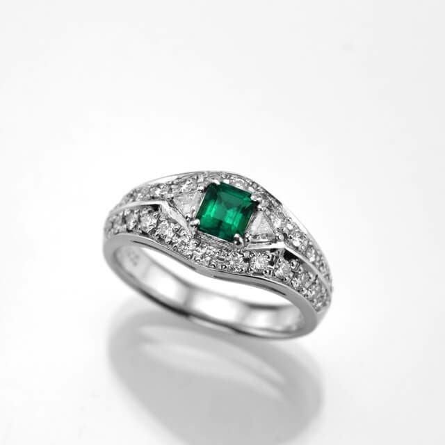 コロンビア産エメラルド0.38ctプラチナリングダイヤ0.55ct付(中央宝石研究所鑑別書付)
