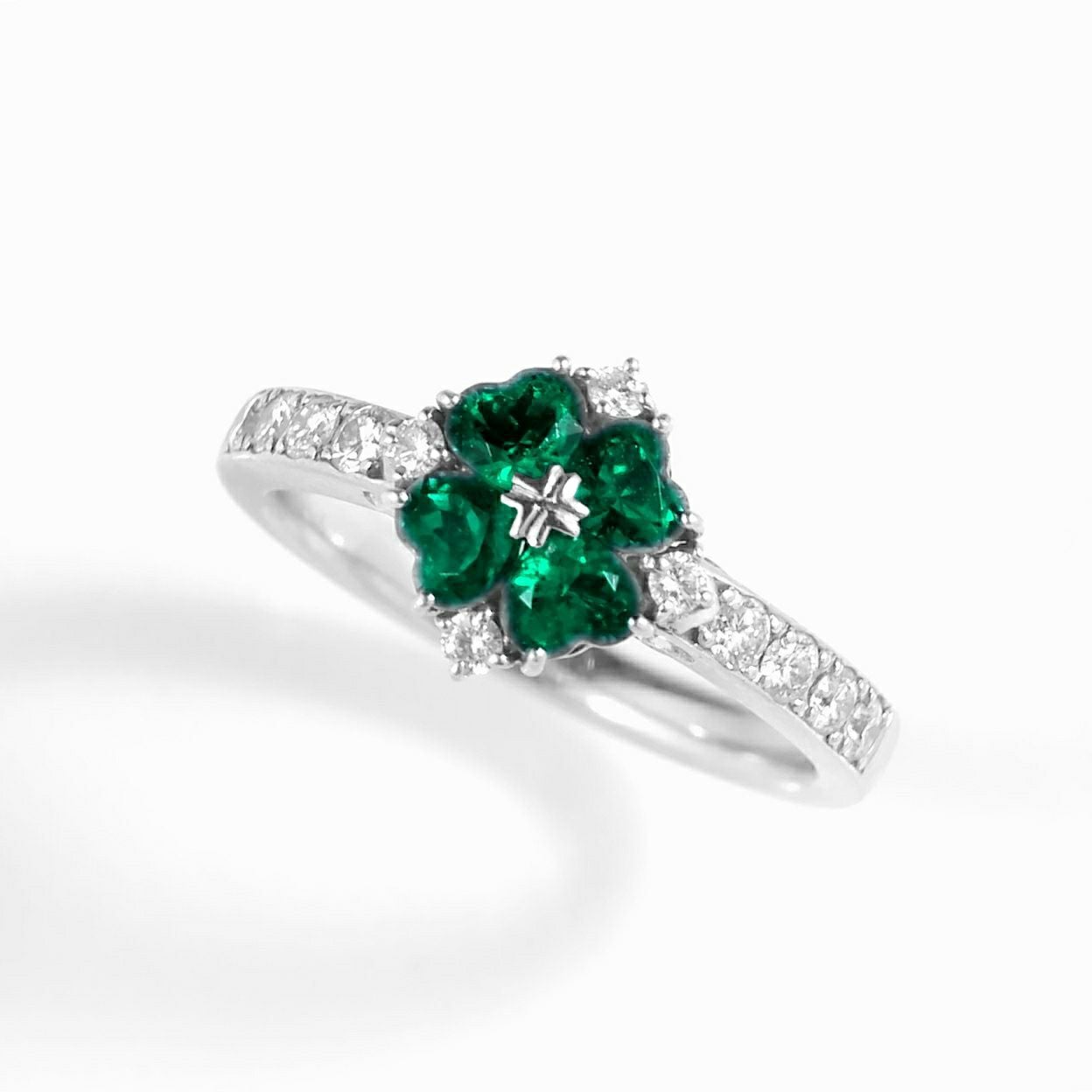 コロンビア産エメラルド0.71ctプラチナリングダイヤ0.37ct付(中央宝石研究所宝石鑑別書付)
