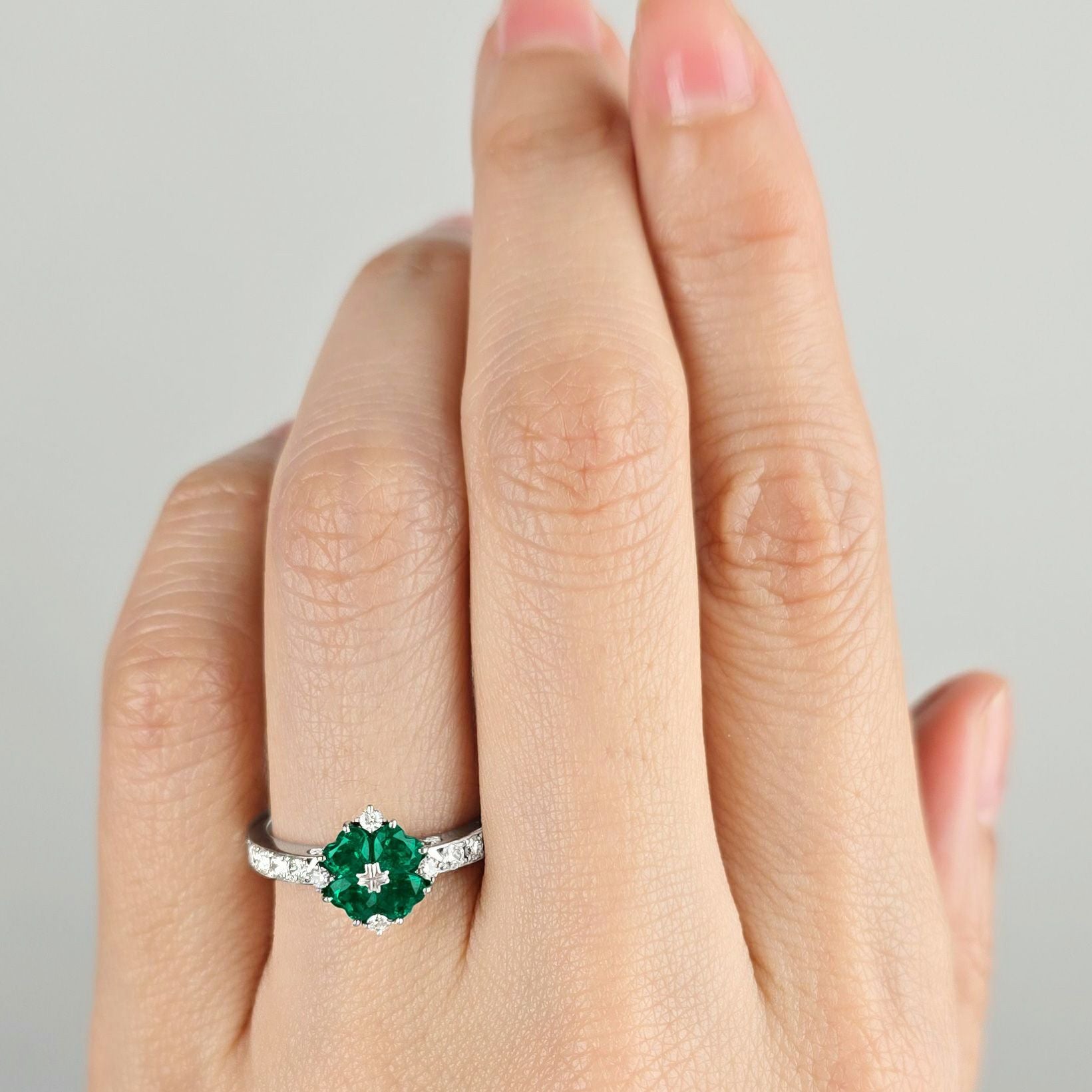 コロンビア産エメラルド0.71ctプラチナリングダイヤ0.37ct付(中央宝石研究所宝石鑑別書付)