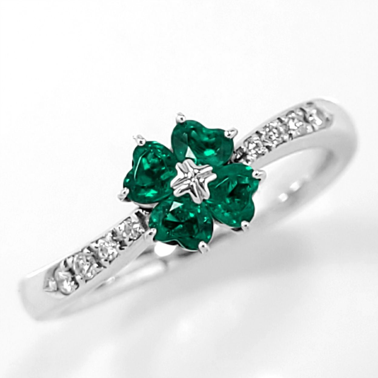 コロンビア産エメラルド0.40ctプラチナリングダイヤ0.07ct付(中央宝石研究所宝石鑑別書付)