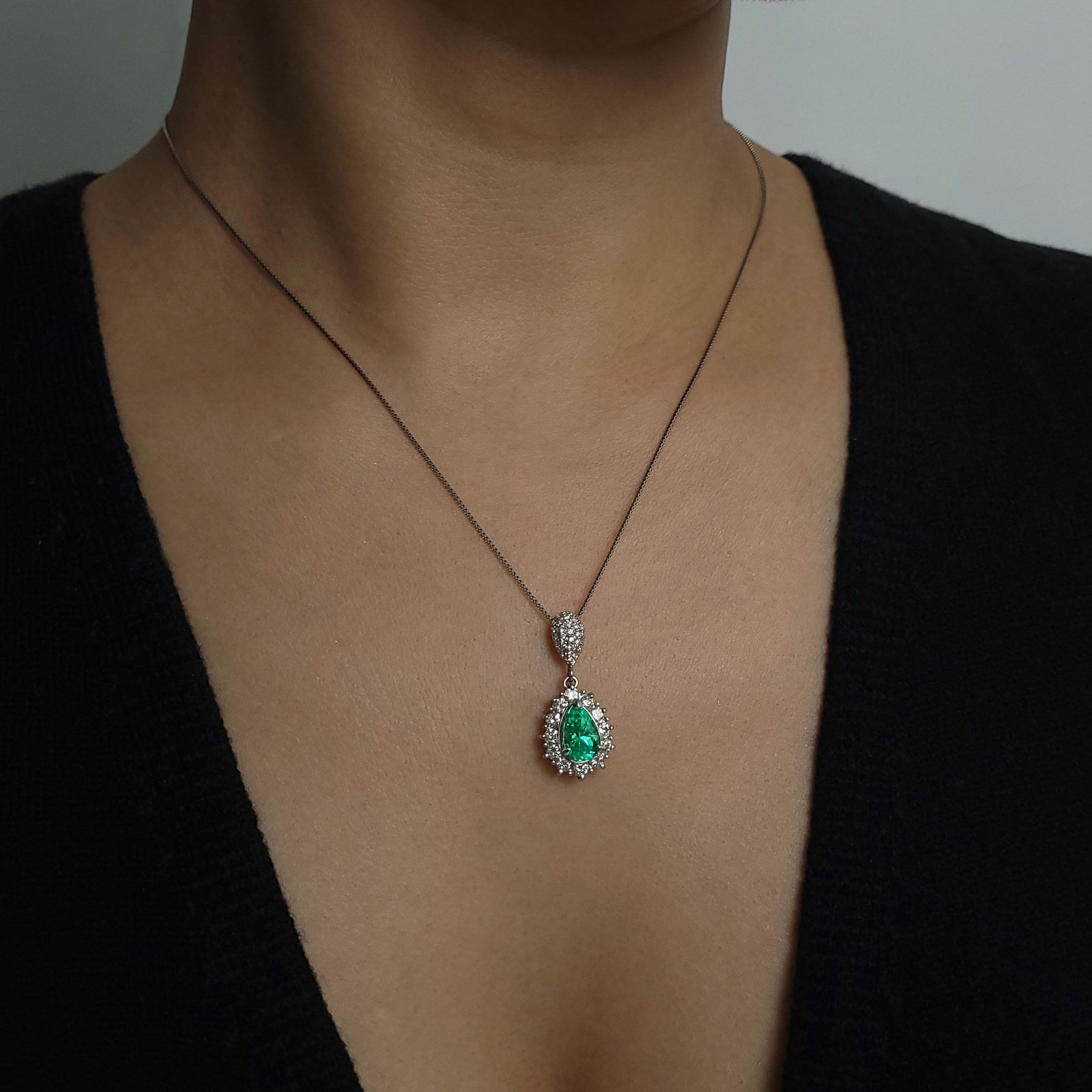 エメラルドペアシェイプカット1.81ctプラチナネックレス0.99ctダイヤ付(中央宝石研究所宝石鑑別書付)