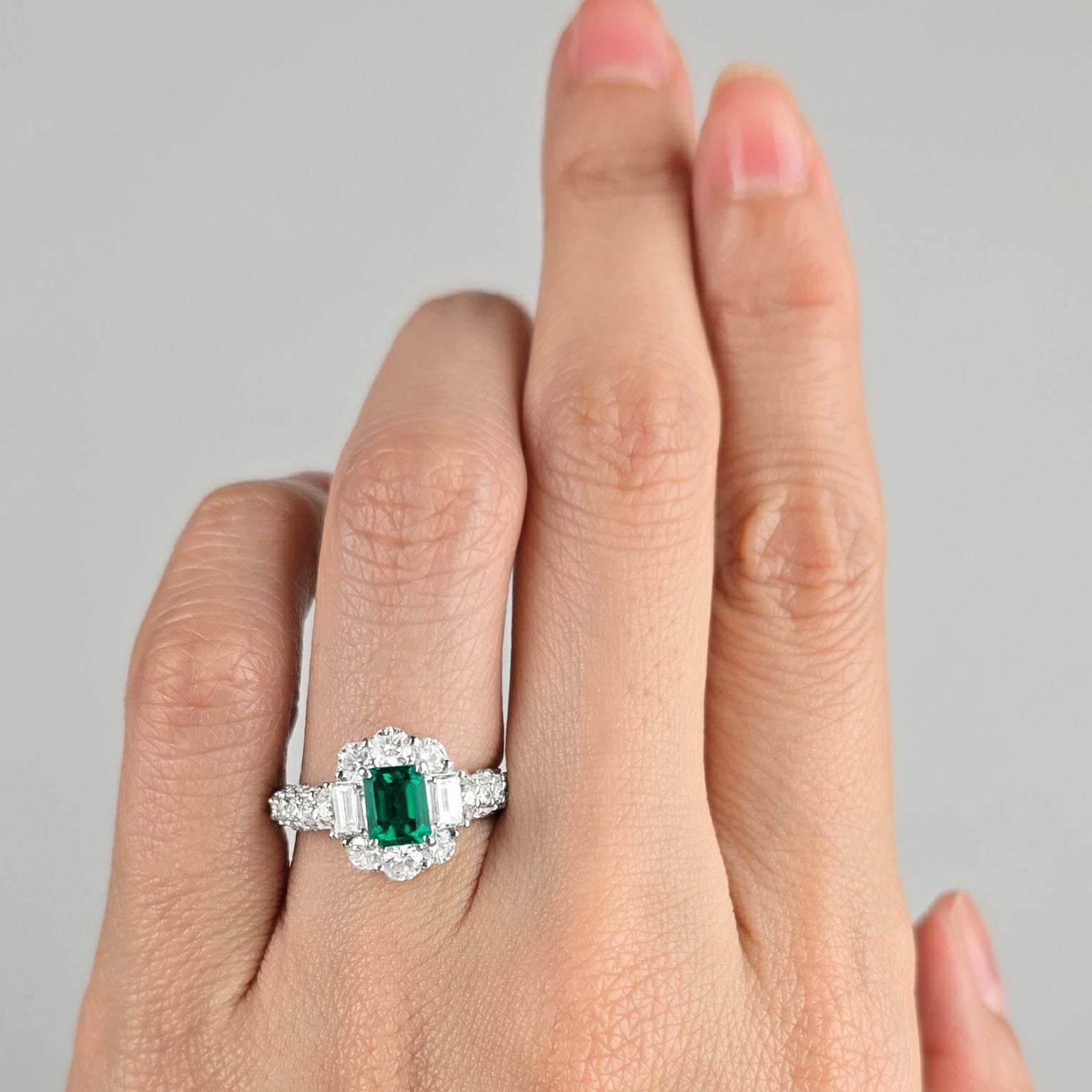 コロンビア産エメラルド0.72ctプラチナリングダイヤ1.43ct付(GIA宝石鑑別書付))【F1】