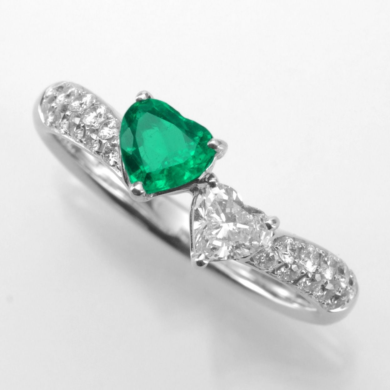 コロンビア産エメラルド0.39ctホワイトゴールドリングダイヤ0.49ct付(中央宝石研究所宝石鑑別書付)
