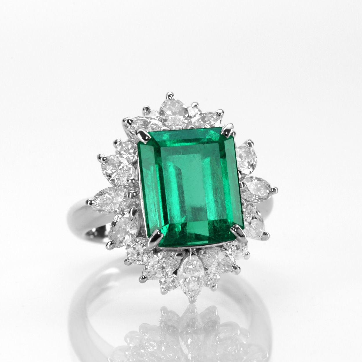 コロンビア産・エメラルド0.6ct・鑑付き コロンビア産エメラルド6.21ctプラチナリングダイヤ2.06ct付(中央宝石