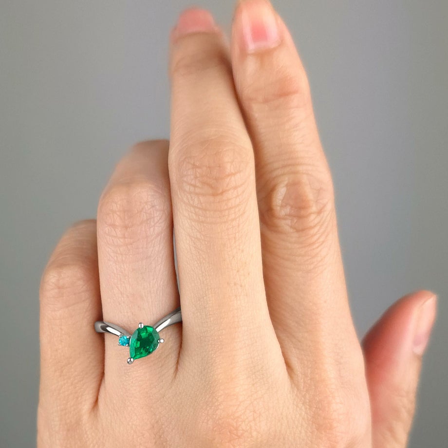 エメラルド0.77ctプラチナリングパライバトルマリン0.03ct付(GIA宝石鑑別書付)【F1記載あり】