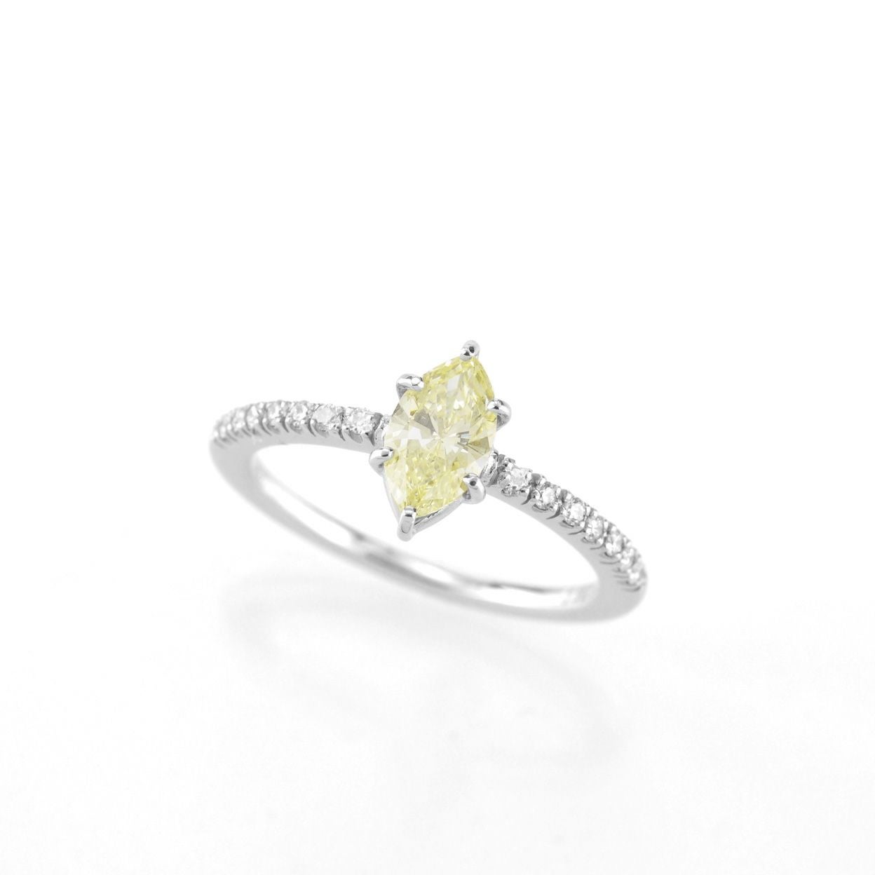 ダイヤモンド0.637ctプラチナリングダイヤ0.10c付(中央宝石研究所ダイヤモンドソーティング付)