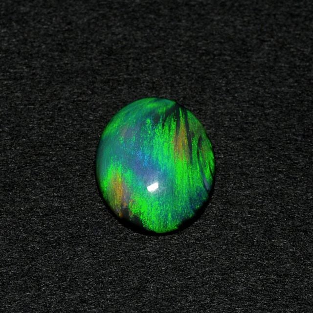 ブラックオパールオーバルカット3.55ct(中央宝石研究所鑑別書付)