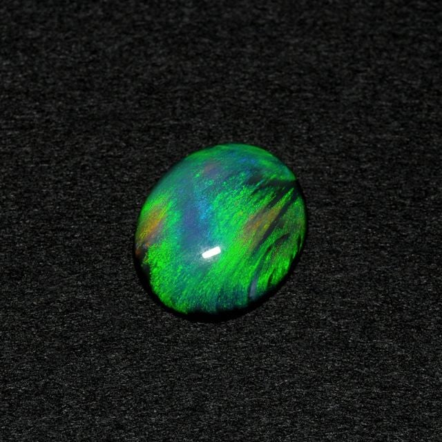 ブラックオパールオーバルカット3.55ct(中央宝石研究所鑑別書付)