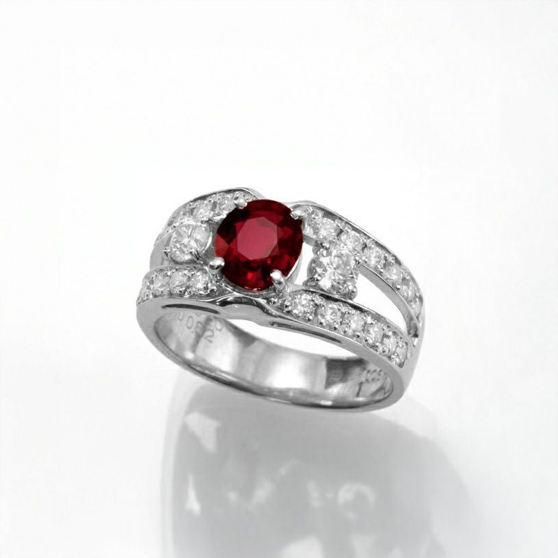 モザンビーク産非加熱ピジョンブラッドルビー1.020ctプラチナリングダイヤ0.82ct付(GIA宝石鑑別書付)