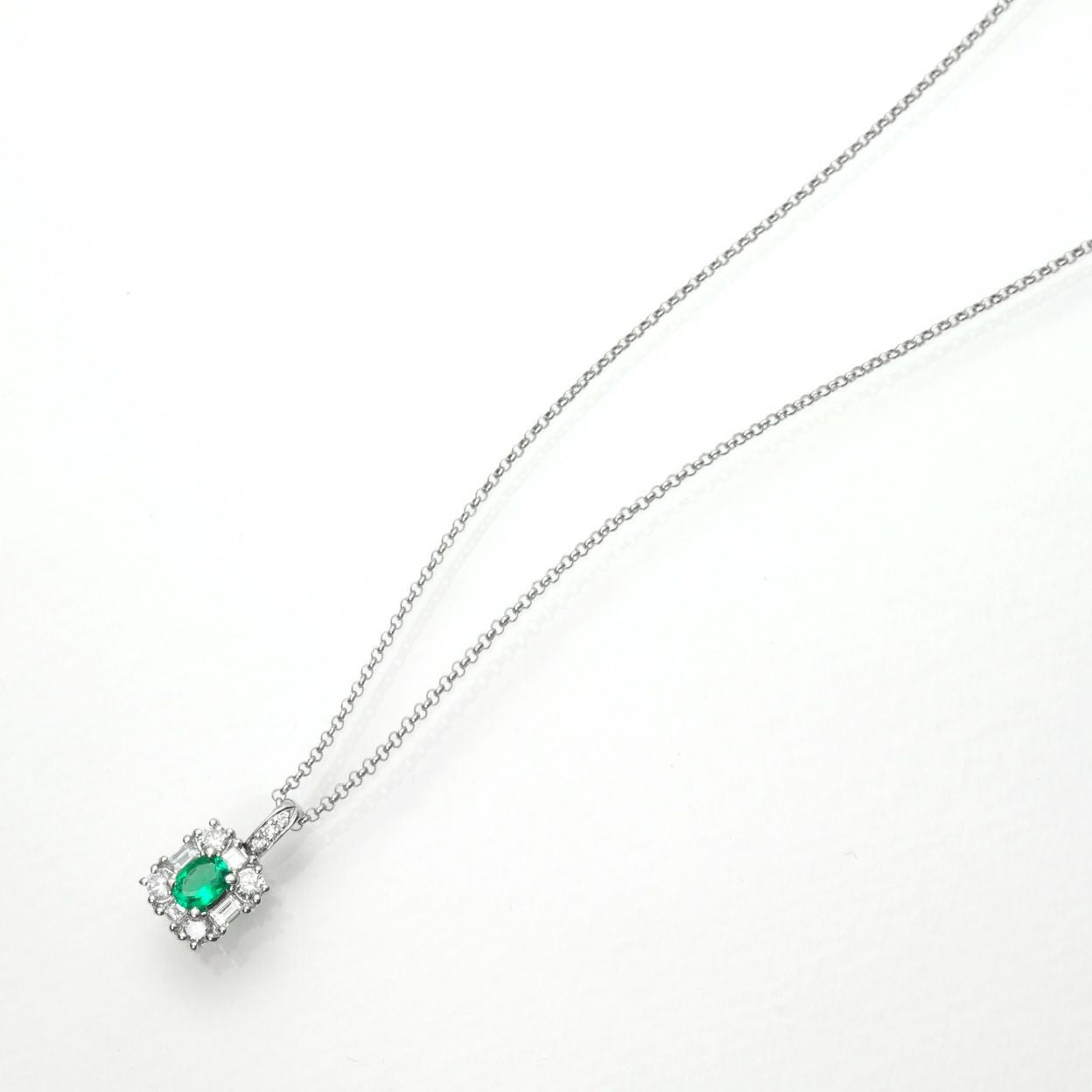 コロンビア産エメラルド0.32ctプラチナネックレスダイヤ0.52ct付(中央宝石研究所宝石鑑別書付)