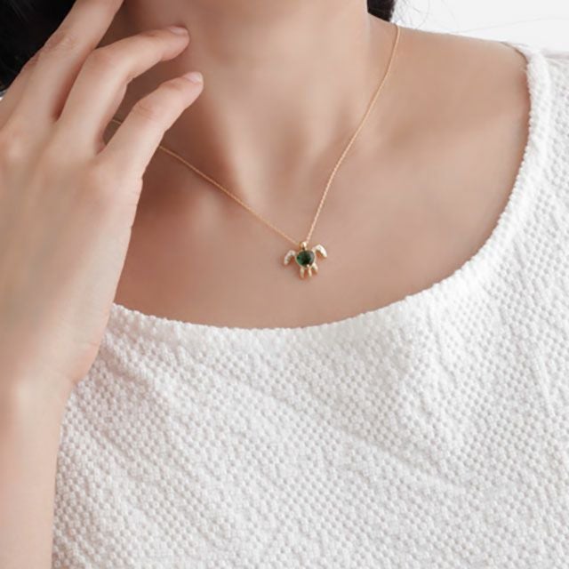 エメラルドトラピッチェゴールドカメネックレス0.86ct(中央宝石研究所宝石鑑別書付)