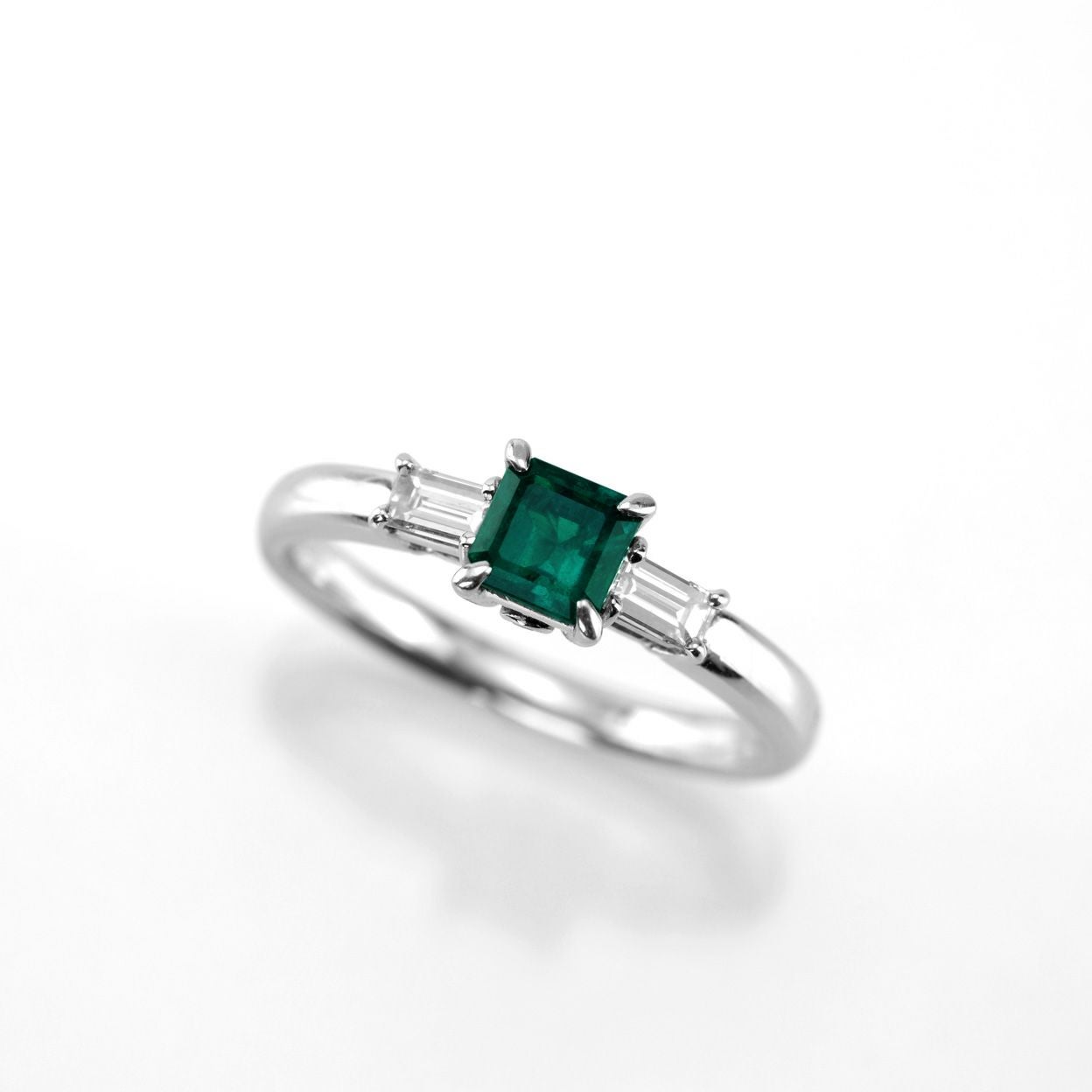 コロンビア産ムゾー鉱山エメラルド0.49ctプラチナリングダイヤ0.25ct付(中央宝石研究所鑑別書付)