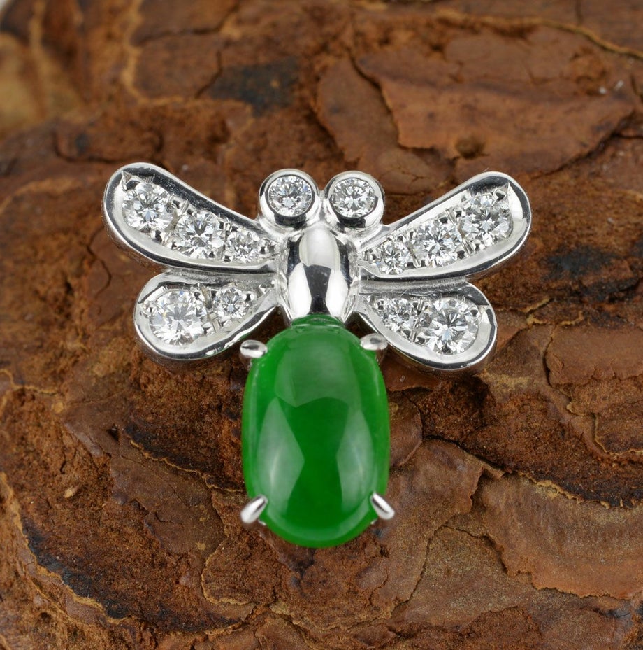 ひすい1.40ctホワイトゴールド蜂デザインブローチ0.34ctダイヤ付(中央宝石研究所宝石鑑別書付)