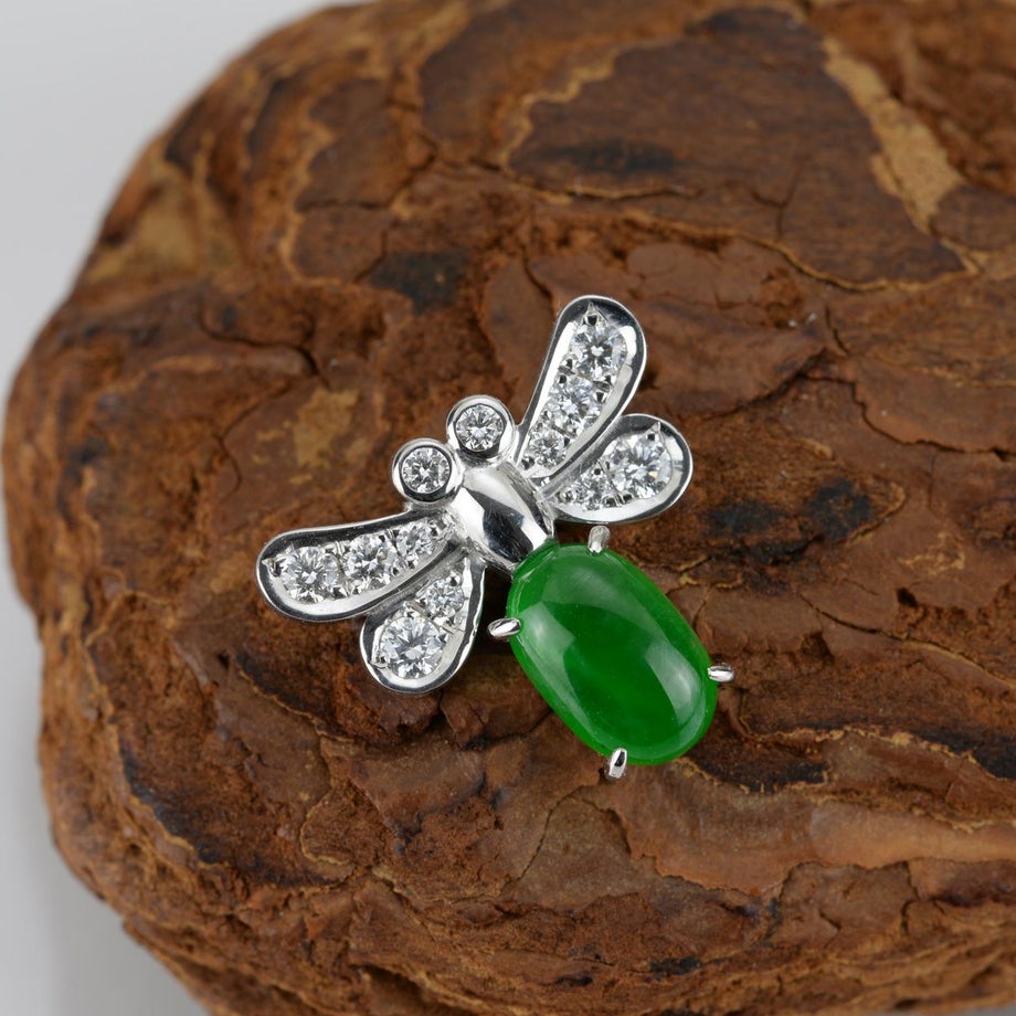 ひすい1.40ctホワイトゴールド蜂デザインブローチ0.34ctダイヤ付(中央宝石研究所宝石鑑別書付)