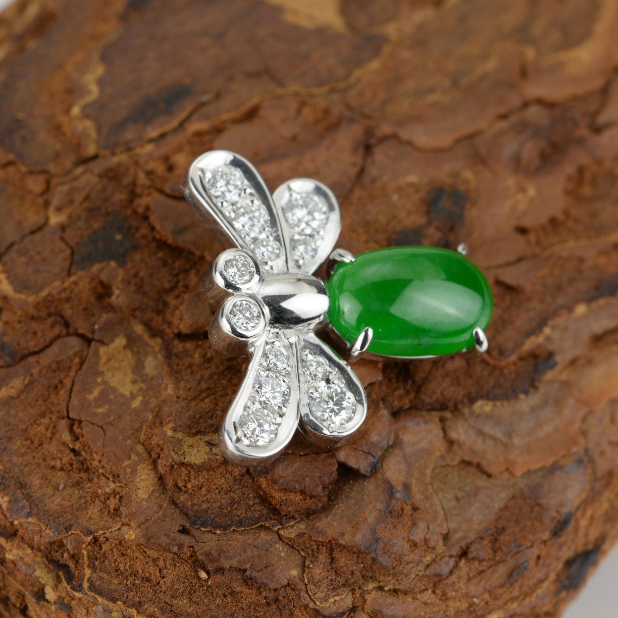 ひすい1.40ctホワイトゴールド蜂デザインブローチ0.34ctダイヤ付(中央