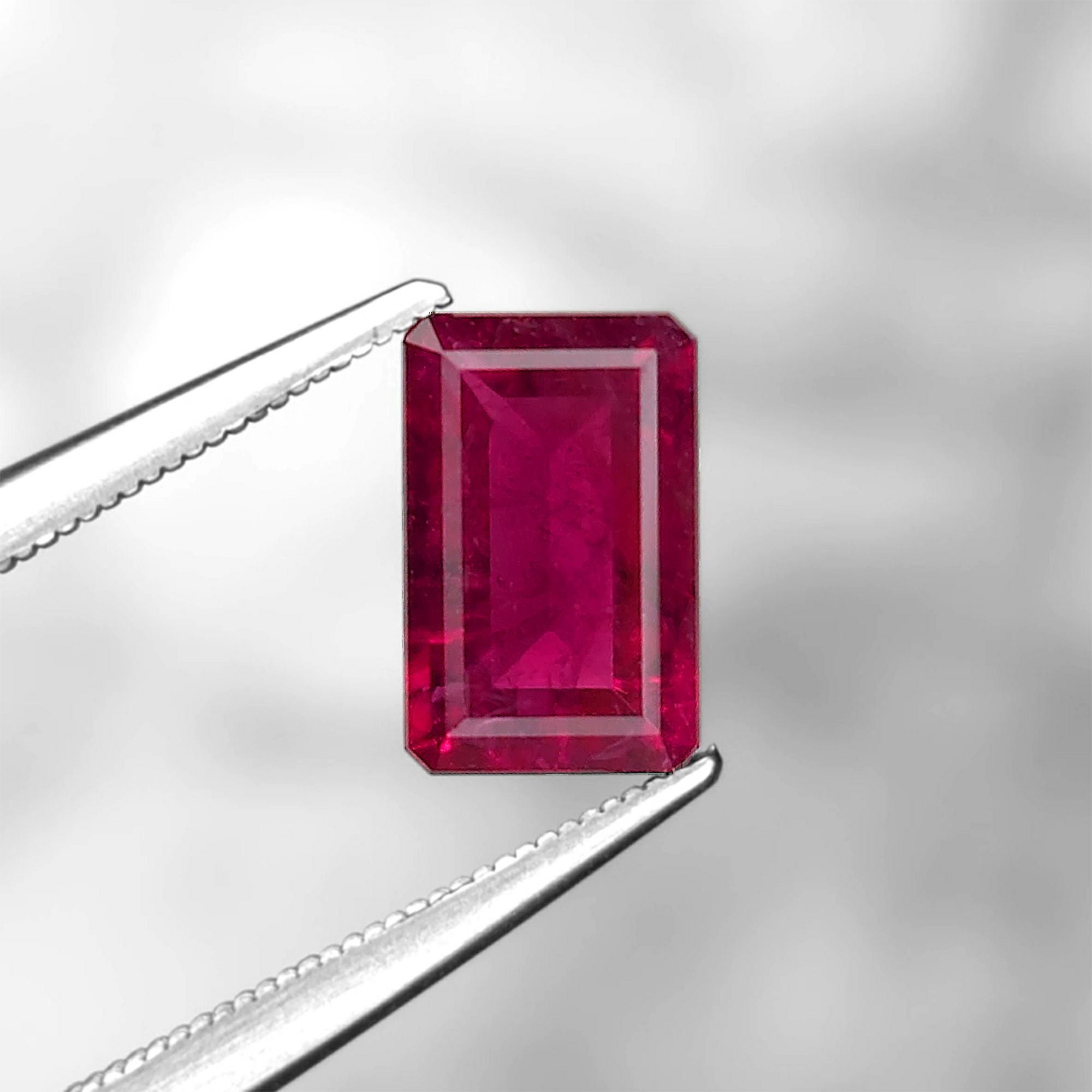 レッドベリル0.86ct(GIA宝石鑑別書付)