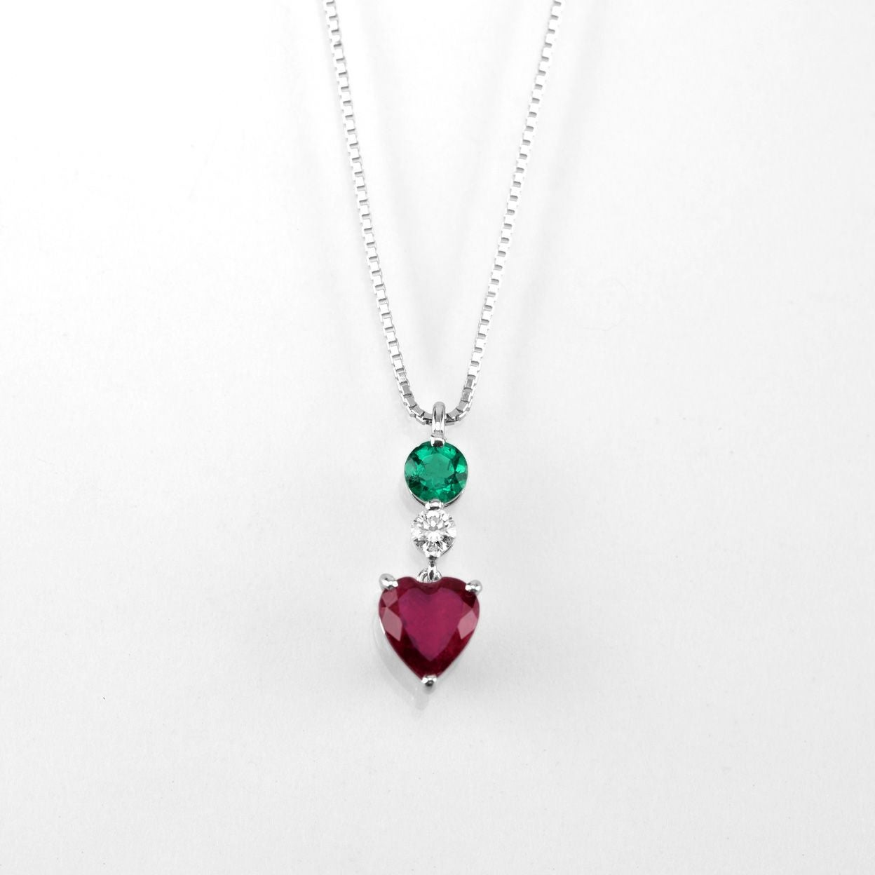 レッドベリル0.61ctプラチナネックレスエメラルド0.15ctダイヤ0.07ct付(中央宝石研究所宝石鑑別書付)

