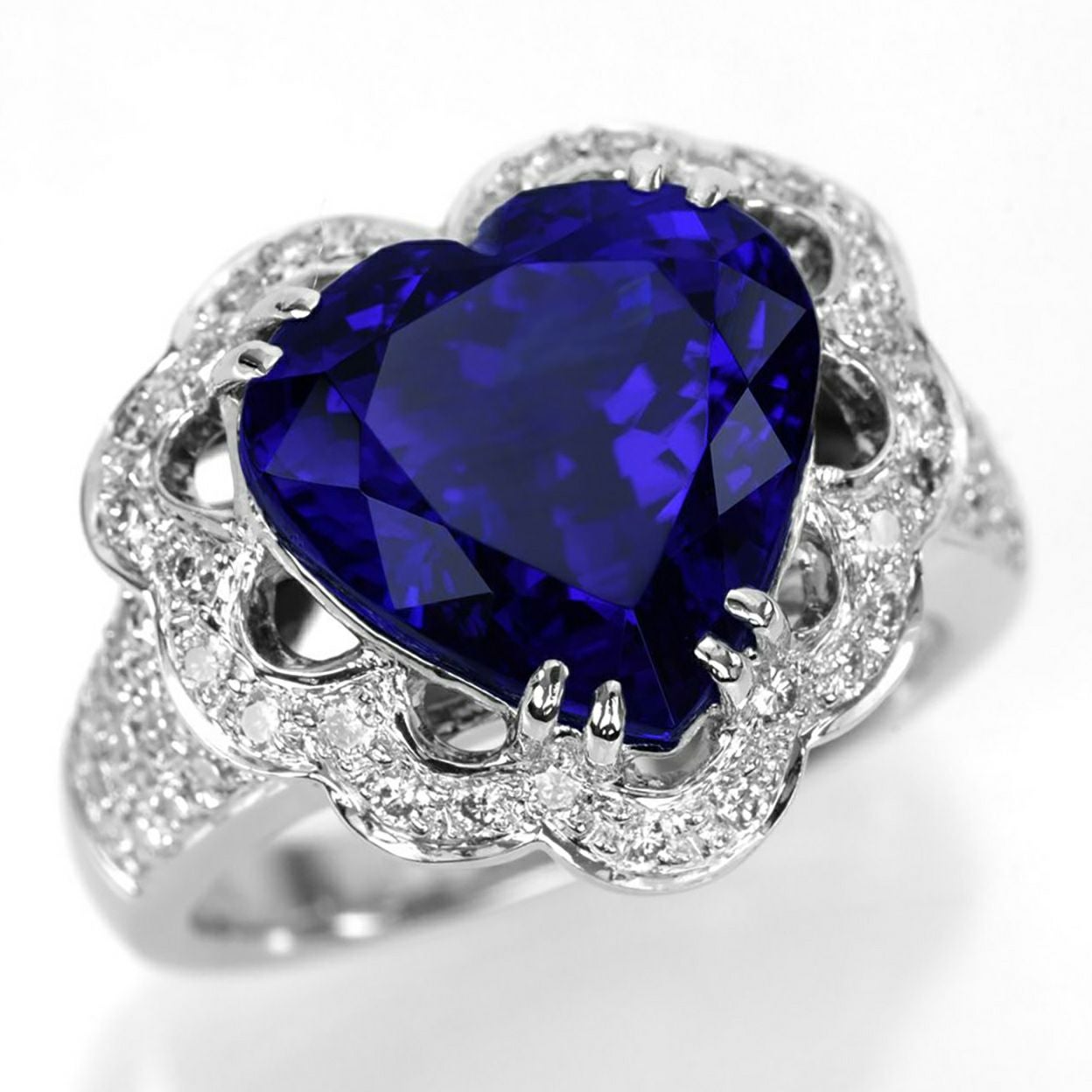 タンザナイト8.49ctホワイトゴールドリングダイヤ0.54ct付(中央宝石研究所宝石鑑別書付)
