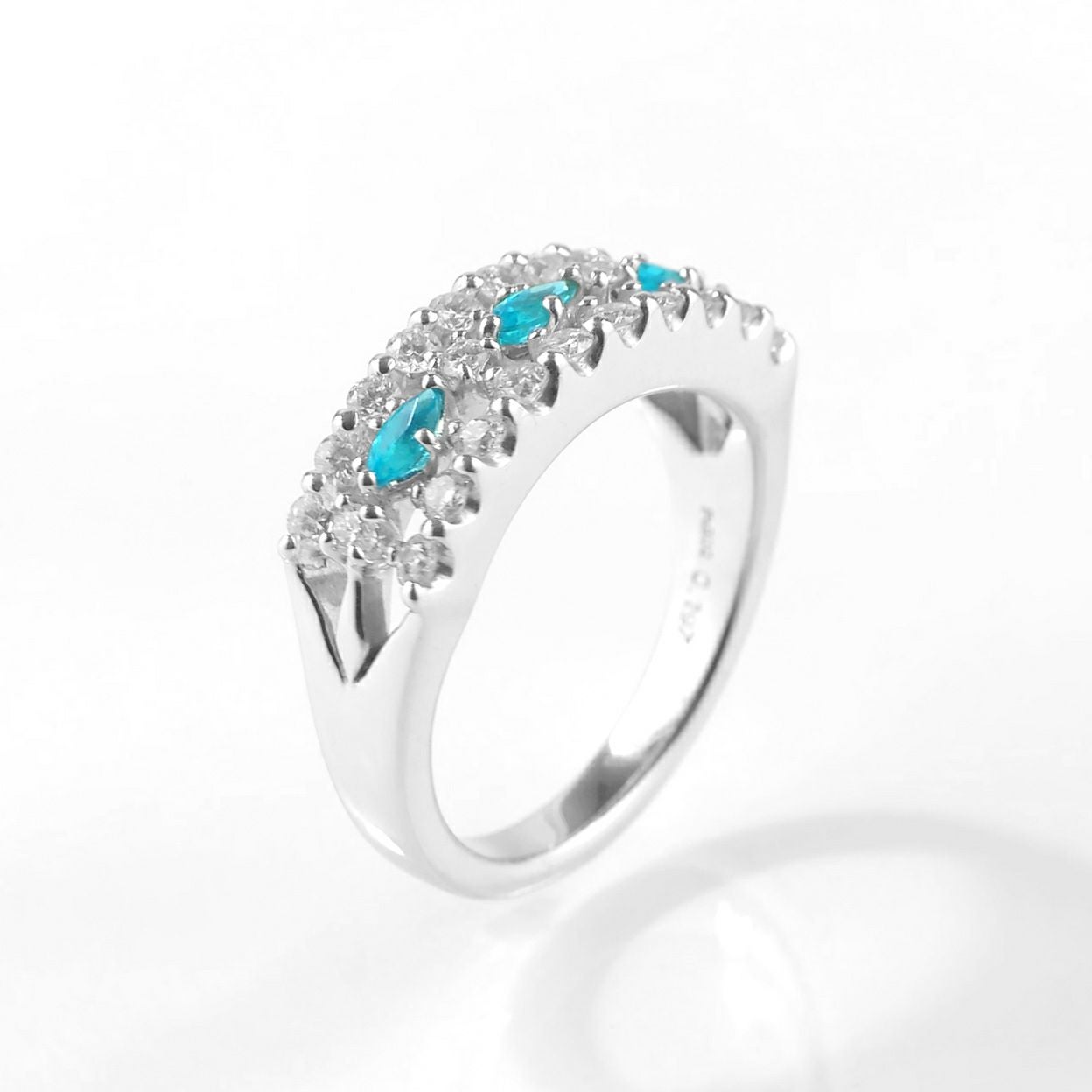 ブラジル産バターリャ鉱山パライバトルマリン0.197ctプラチナリングダイヤ0.557ct付 (中央宝石研究所宝石鑑別書付）
