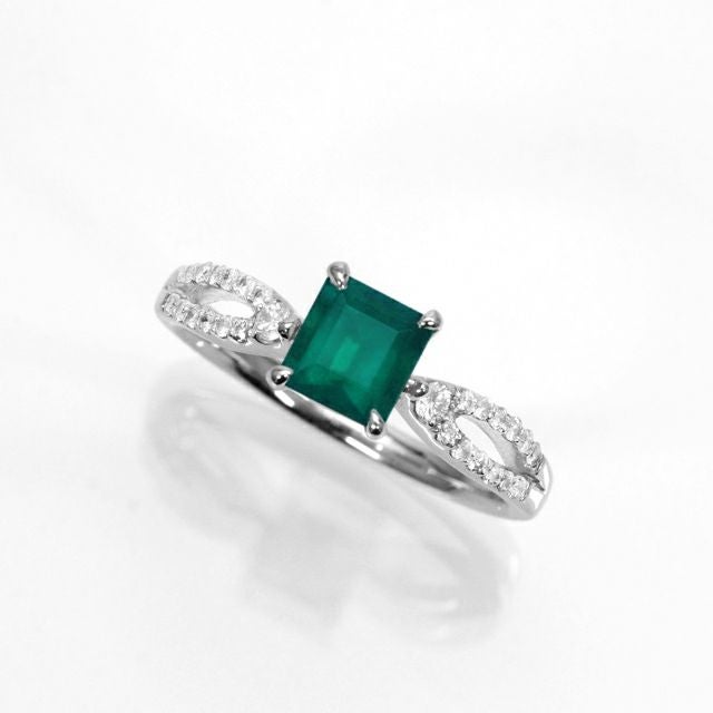 コロンビア産ムゾー鉱山エメラルド0.70ctプラチナリングダイヤ0.16ct付(中央宝石研究所宝石鑑別書付)
