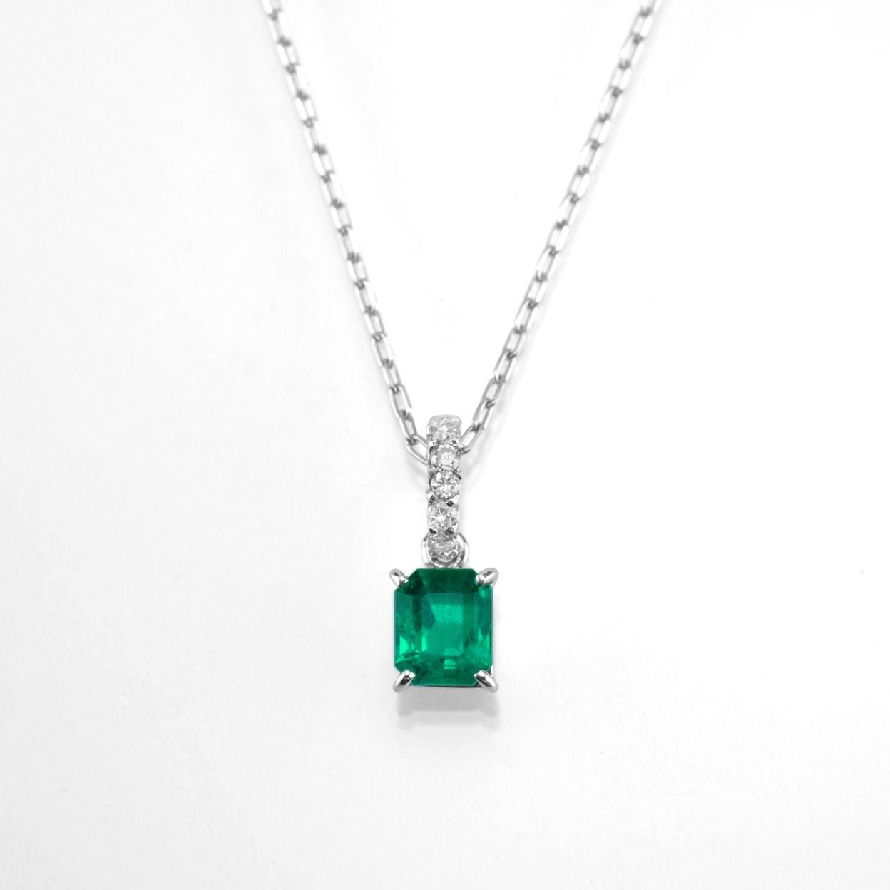 コロンビア産エメラルド0.59ctプラチナネックレス0.05ctダイヤ付(中央宝石研究所宝石鑑別書付)
