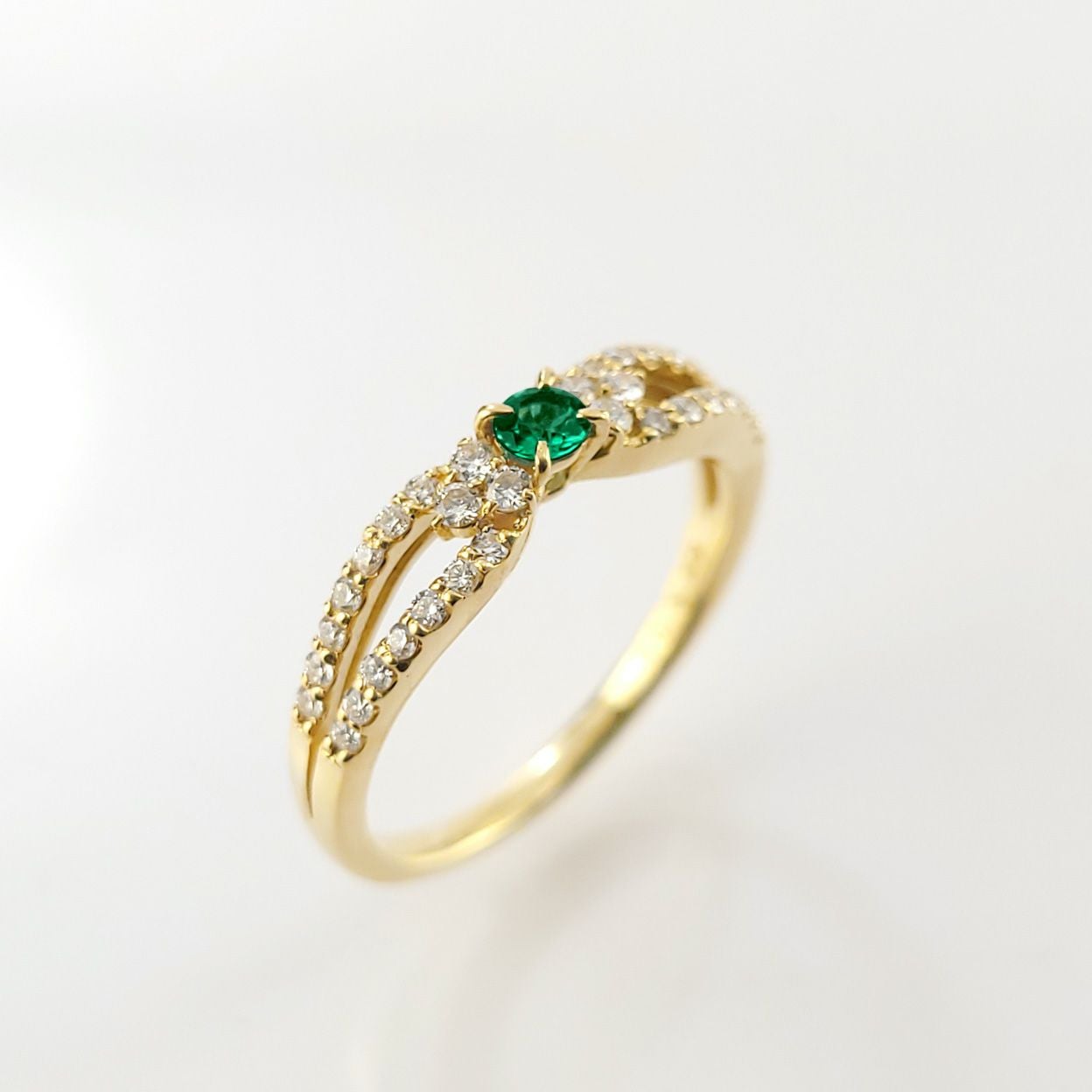 ロンビア産無処理エメラルド(ノンオイル)0.06ctK18ゴールドリングダイヤ0.24ct付(GIA宝石鑑別書付)