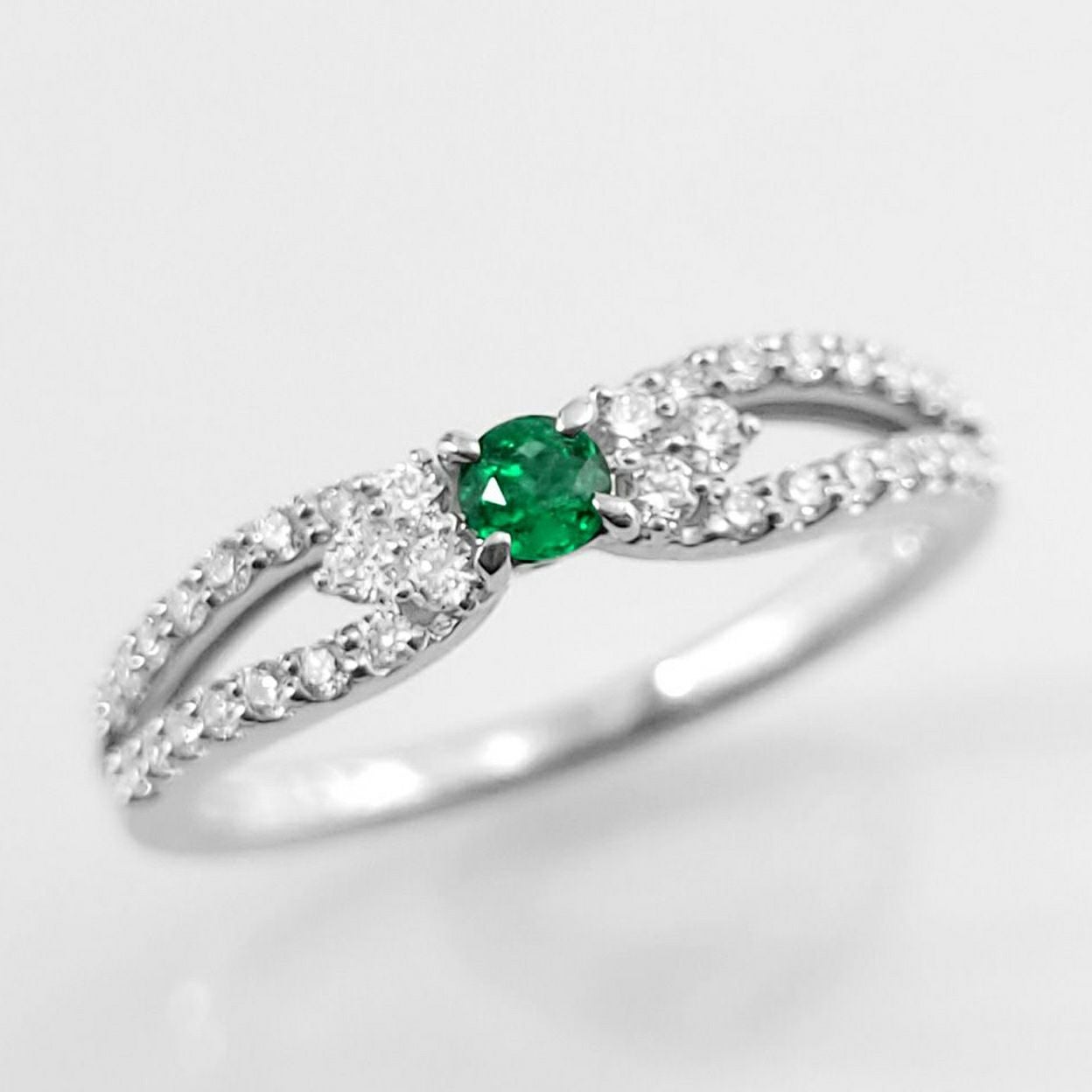 コロンビア産無処理エメラルド(ノンオイル)0.06ctプラチナリングダイヤ0.23ct付(GIA宝石鑑別書付)