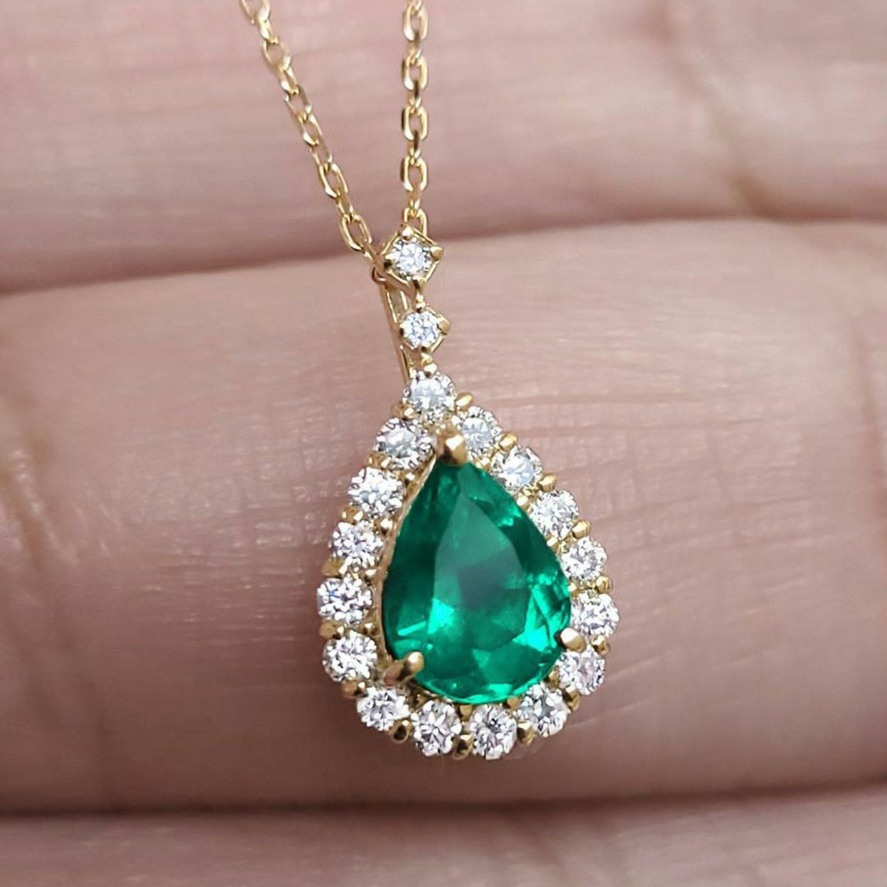 コロンビア産エメラルド0.82ctK18ゴールドネックレスダイヤ0.25ct付 (中央宝石研究所宝石鑑別書付)