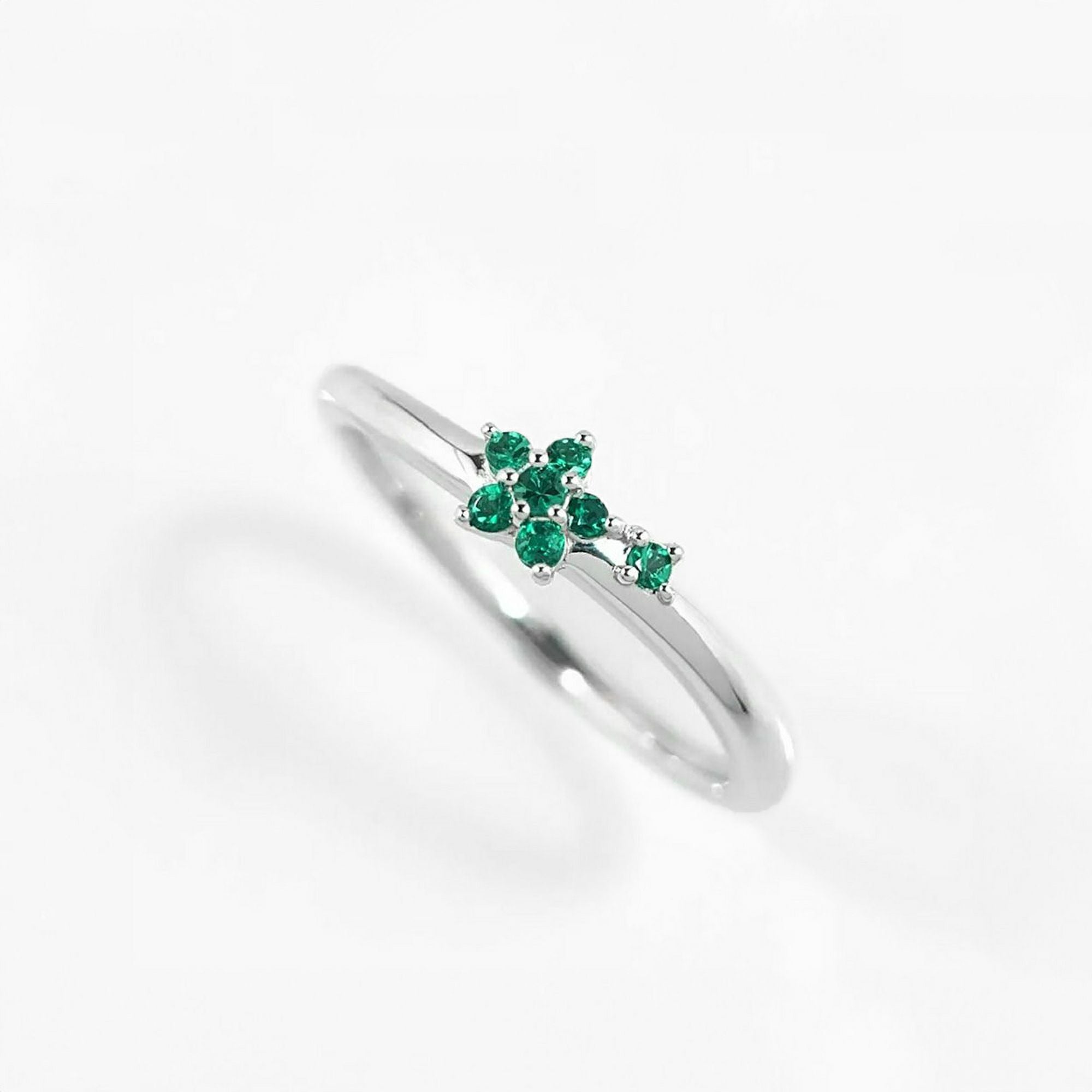 コロンビア産エメラルドプラチナリング【Star FLOWER】