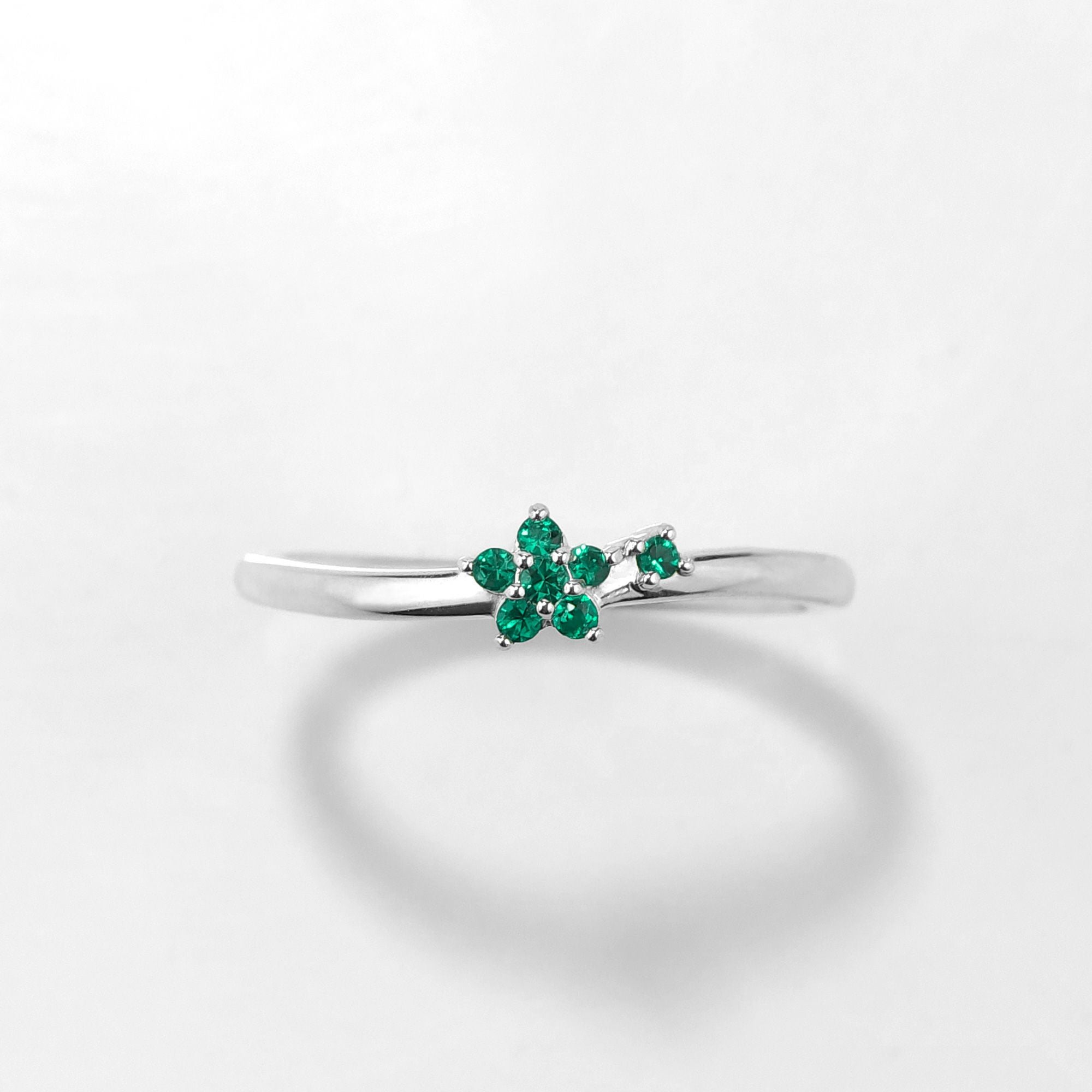 コロンビア産エメラルドプラチナリング【Star FLOWER】