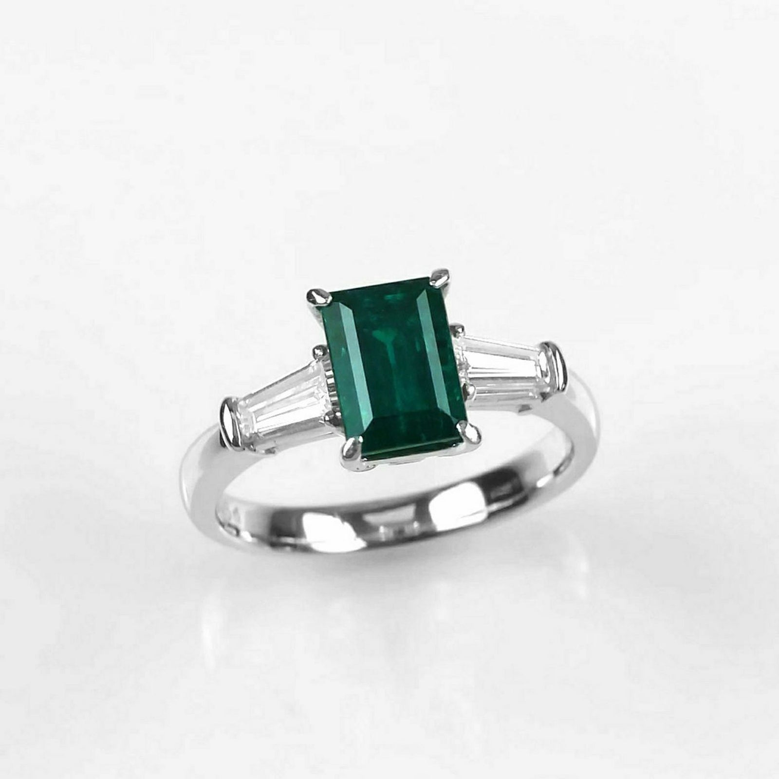 コロンビア産ムゾー鉱山エメラルド1.49ctプラチナリングダイヤ0.54ct付(GRS宝石鑑別書付)【Muzo Green】【Old Mine】